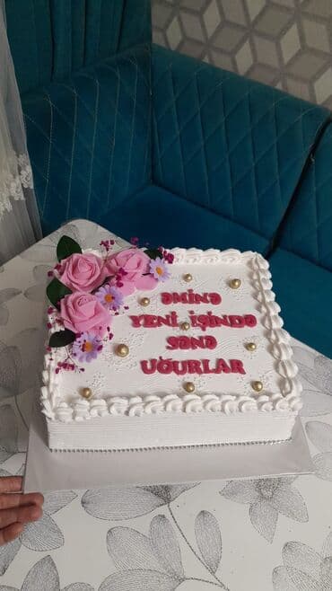 Zərif dizaynlı tort – düzbucaqlı forma, ağ krem örtük və dalğalı lalafo.az -da Zərif dizaynlı tort – düzbucaqlı forma, ağ krem örtük və dalğalı