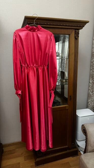 Cəmi 1 dəfə elçilikdə geyinilib.Xüsusi olaraq tikdirilib.Demək olar ki lalafo.az -da Cəmi 1 dəfə elçilikdə geyinilib.Xüsusi olaraq tikdirilib.Demək olar ki