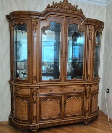 Klassik üslubda bəzəkli vitrin-bufet - Material: təbii ağac (korpus) lalafo.az -da Klassik üslubda bəzəkli vitrin-bufet - Material: təbii ağac (korpus)