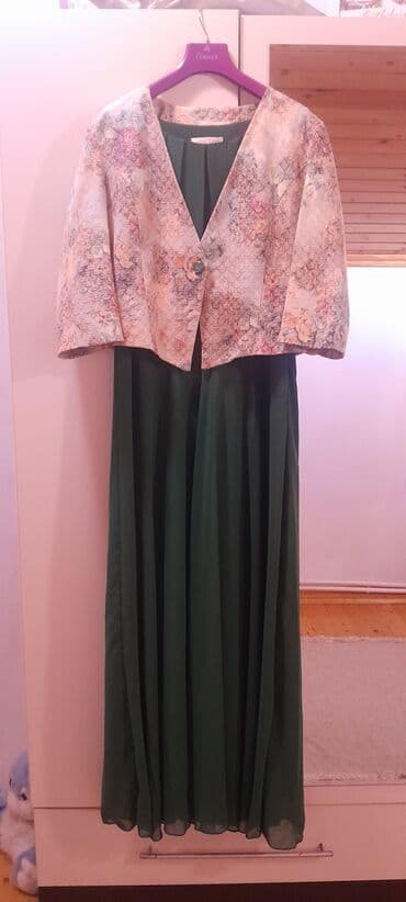 Zərif ziyafət dəsti – uzun, axıcı tünd yaşıl don və uyğun bolero. 42 lalafo.az -da Zərif ziyafət dəsti – uzun, axıcı tünd yaşıl don və uyğun bolero. 42