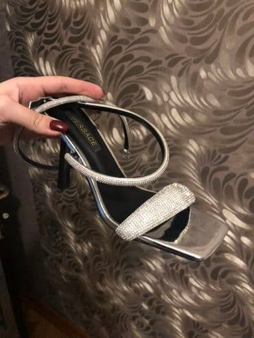 Versace qadın yüksək dabanlı sandal - Model: açıq burunlu, kvadrat lalafo.az -da Versace qadın yüksək dabanlı sandal - Model: açıq burunlu, kvadrat