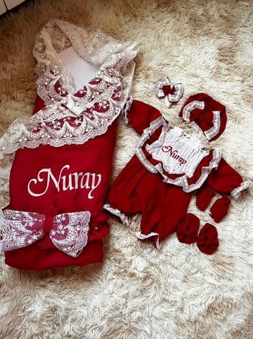 Zərif naxışlı qırmızı uşaq geyim dəsti. Dəstə yorğan, uzunqol lalafo.az -da Zərif naxışlı qırmızı uşaq geyim dəsti. Dəstə yorğan, uzunqol