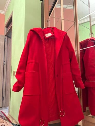 Qırmızı qadın palto - Model: kapüşonlu, uzun kəsim - Rəng: parlaq lalafo.az -da Qırmızı qadın palto - Model: kapüşonlu, uzun kəsim - Rəng: parlaq