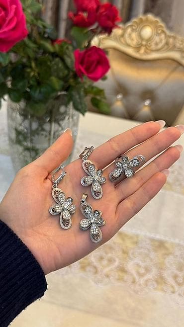 Dəstə daxildir: Üzük, Sırğa, Kulon, Gümüş, 925 Əyar lalafo.az -da Dəstə daxildir: Üzük, Sırğa, Kulon, Gümüş, 925 Əyar