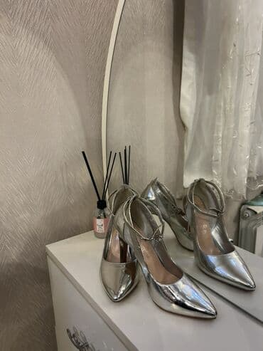 Tuflilər, Ölçü: 39, rəng - Gümüşü, İşlənmiş lalafo.az -da Tuflilər, Ölçü: 39, rəng - Gümüşü, İşlənmiş