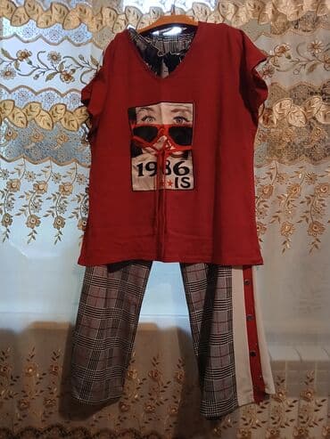 Qadın üçün iki parçadan ibarət dəst. - Üst: qırmızı rəngdə, V-yaxa lalafo.az -da Qadın üçün iki parçadan ibarət dəst. - Üst: qırmızı rəngdə, V-yaxa