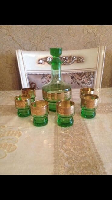 Yaşıl şüşədən hazırlanmış içki dəsti - Komplekt: 1 ədəd qrafin (ağzı lalafo.az -da Yaşıl şüşədən hazırlanmış içki dəsti - Komplekt: 1 ədəd qrafin (ağzı