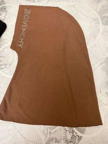 Givenchy brend yazılı, qəhvəyi rəngdə, incə zolaqlı parça şal/örtü lalafo.az -da Givenchy brend yazılı, qəhvəyi rəngdə, incə zolaqlı parça şal/örtü