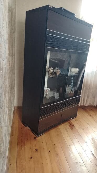 Şüşəli dolab vitrini, Ünvandan götürmə lalafo.az -da Şüşəli dolab vitrini, Ünvandan götürmə