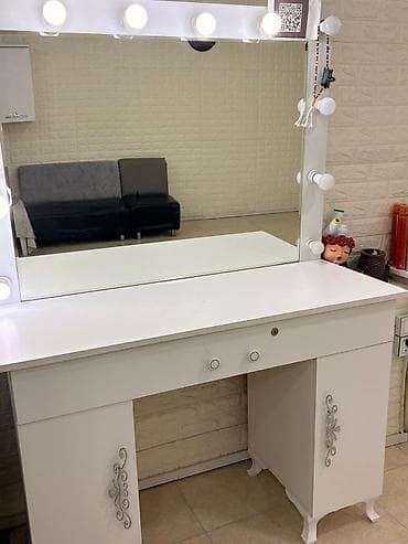 İşlənmiş, Makiyaj üçün masa, Güzgülü lalafo.az -da İşlənmiş, Makiyaj üçün masa, Güzgülü