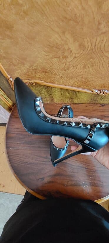 Qadın ayaqqabısı – Valentino Garavani Rockstud tərzində stilettolar - lalafo.az -da Qadın ayaqqabısı – Valentino Garavani Rockstud tərzində stilettolar -