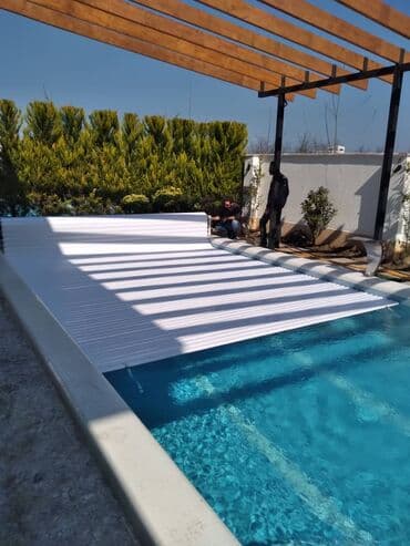 Hovuz üçün ağ rəngli jalüz qapağı. Bu qapaq hovuzu yarpaqlardan lalafo.az -da Hovuz üçün ağ rəngli jalüz qapağı. Bu qapaq hovuzu yarpaqlardan