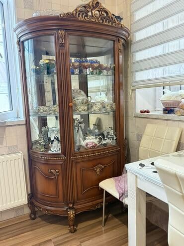 Klassik üslubda bəzəkli vitrinali bufet - Material: massiv ağaca lalafo.az -da Klassik üslubda bəzəkli vitrinali bufet - Material: massiv ağaca
