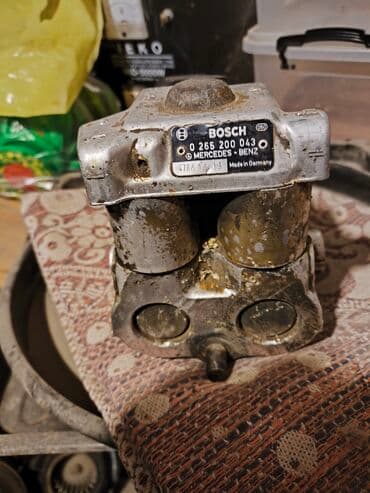 Şadman və digər böyük kuzali avtomobilərin kapotunu qaldiran lalafo.az -da Şadman və digər böyük kuzali avtomobilərin kapotunu qaldiran