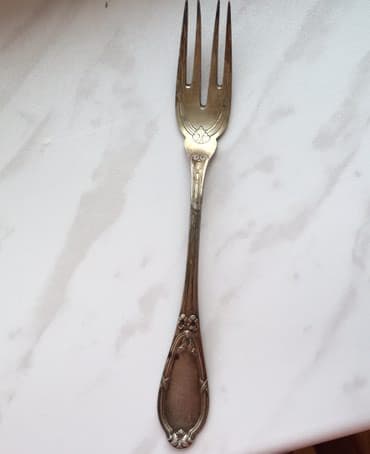 Qedimi gümüş çengel.Bir denedir.Arxasnda xırda korona emblemi ve bele lalafo.az -da Qedimi gümüş çengel.Bir denedir.Arxasnda xırda korona emblemi ve bele