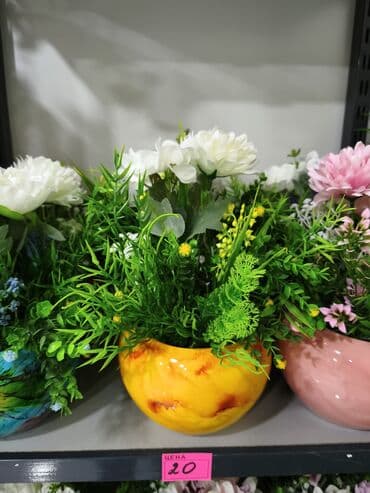 Dekorativ süni gül kompozisiyası – parlaq sarı keramika qabda - lalafo.az -da Dekorativ süni gül kompozisiyası – parlaq sarı keramika qabda -