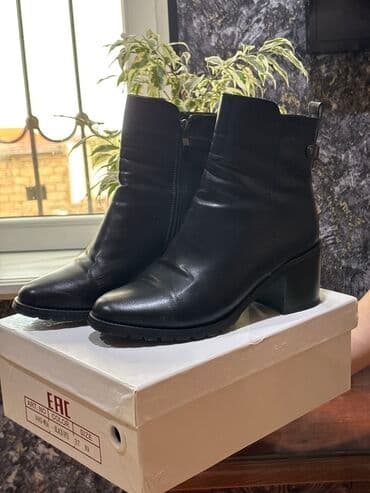 Qara dəri qadın botu - Model: qısa boyunca, yan tərəfdən fermuarlı - lalafo.az -da Qara dəri qadın botu - Model: qısa boyunca, yan tərəfdən fermuarlı -