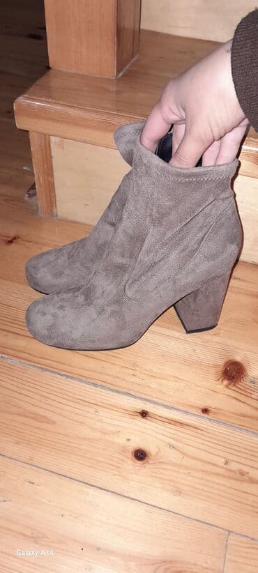 Qadın botları – zərif topuqlu model - Material: süet (zamşa) toxumalı lalafo.az -da Qadın botları – zərif topuqlu model - Material: süet (zamşa) toxumalı