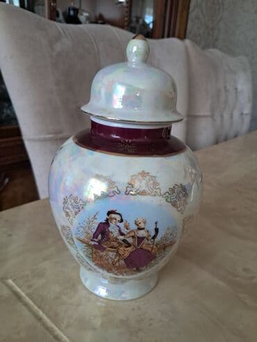 Mirvari rəngli, qapaqlı dekorativ çini banka. Bankanın orta hissəsində lalafo.az -da Mirvari rəngli, qapaqlı dekorativ çini banka. Bankanın orta hissəsində