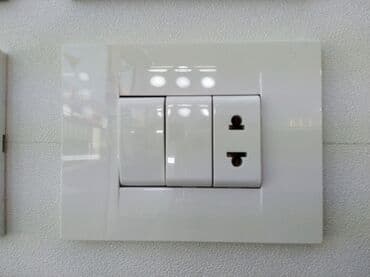 Ağ rəngdə, düzbucaqlı formalı elektrik açarı və rozetka paneli. İki lalafo.az -da Ağ rəngdə, düzbucaqlı formalı elektrik açarı və rozetka paneli. İki