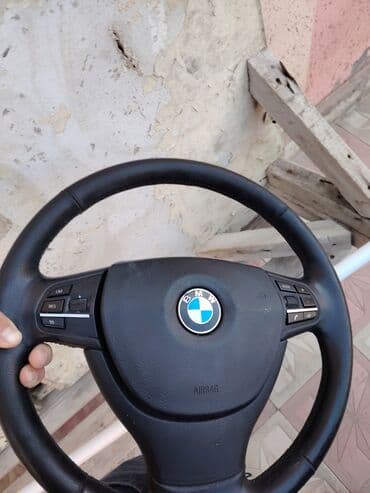 BMW markalı, qara rəngdə, multifunksional düymələri olan sükan lalafo.az -da BMW markalı, qara rəngdə, multifunksional düymələri olan sükan