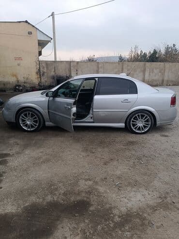 Model: Sedan, gümüşü rəng Kuzov: 4 qapılı, arxa şüşələr lalafo.az -da Model: Sedan, gümüşü rəng Kuzov: 4 qapılı, arxa şüşələr