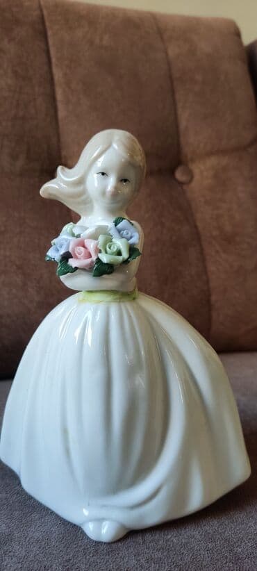 Статуэтка . Девушка с букетом . Высота 16 сантиметров lalafo.az -da Статуэтка . Девушка с букетом . Высота 16 сантиметров