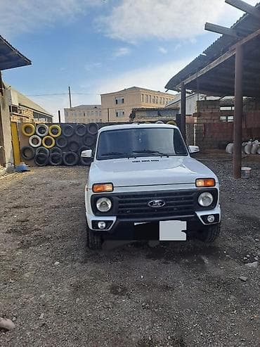 LADA 4x4 (Niva) – Ağ rəngli, tam ötürücülü şəhər və off-road üçün lalafo.az -da LADA 4x4 (Niva) – Ağ rəngli, tam ötürücülü şəhər və off-road üçün