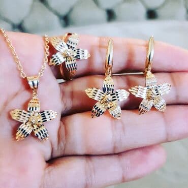 Dəstə daxildir: Üzük, Sırğa, Sep, Pandora, Sarı qızıl, 585 Əyar, 642 g lalafo.az -da — 3 Dəstə daxildir: Üzük, Sırğa, Sep, Pandora, Sarı qızıl, 585 Əyar, 642 g — 3