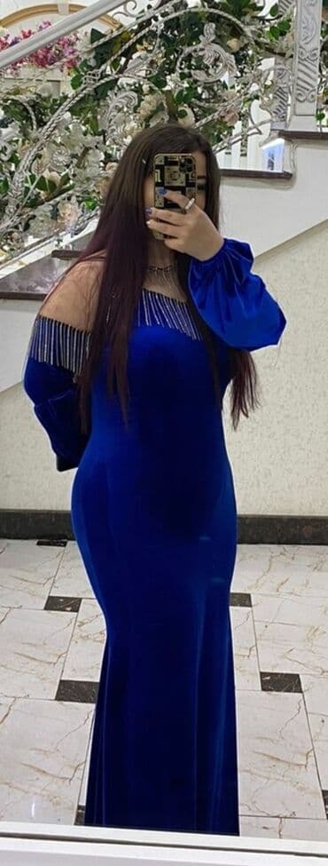 Zümrüdü-mavi rəngdə, bədənə oturan uzun ziyafət geyimi. - Material lalafo.az -da Zümrüdü-mavi rəngdə, bədənə oturan uzun ziyafət geyimi. - Material