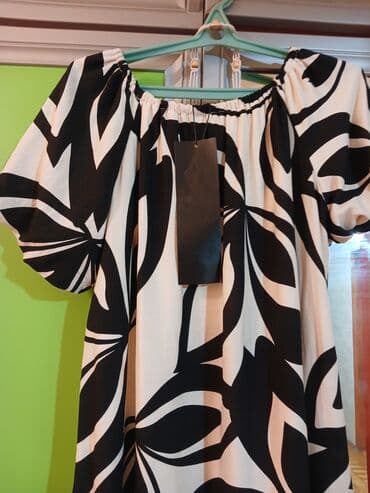 Ağ və qara rənglərdə böyük abstrakt naxışları olan qadın maksi donu lalafo.az -da Ağ və qara rənglərdə böyük abstrakt naxışları olan qadın maksi donu