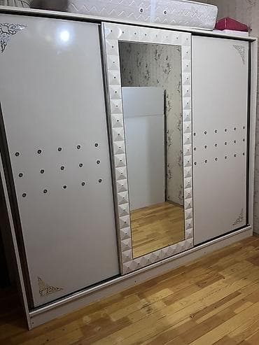Ağ rəngdə, sürgülü qapılı yataq otağı şkafı. Model 3 qapılı dizayna at lalafo.az Ağ rəngdə, sürgülü qapılı yataq otağı şkafı. Model 3 qapılı dizayna