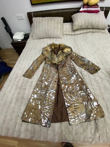 Uzun qadın palto – qəhvəyi rəngdə, parlaq gümüşü abstrakt/animalistik lalafo.az -da Uzun qadın palto – qəhvəyi rəngdə, parlaq gümüşü abstrakt/animalistik