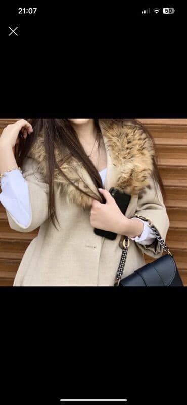 Qadın palto – bej rəngdə, qış üçün isti və şık model. Geniş saçaqlı lalafo.az -da Qadın palto – bej rəngdə, qış üçün isti və şık model. Geniş saçaqlı