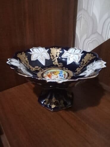 Boyalı dekorativ porselen meyvə qabı (ayaqlı) - Material lalafo.az -da Boyalı dekorativ porselen meyvə qabı (ayaqlı) - Material