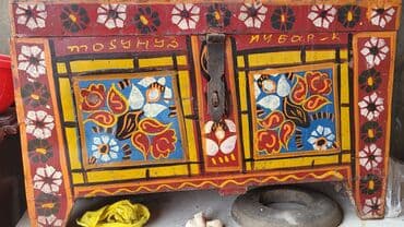 Əl işi ilə boyanmış taxta saxlama sandığı, canlı rəngləri və ənənəvi lalafo.az -da Əl işi ilə boyanmış taxta saxlama sandığı, canlı rəngləri və ənənəvi