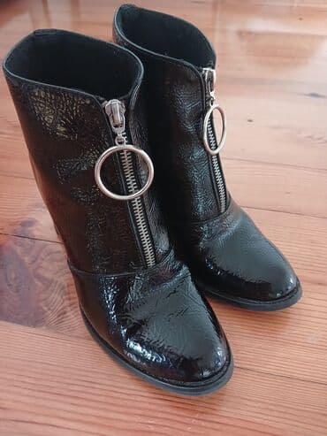 Qadın botları – laklı, qara rəng - Model: qısa uzunluqlu, dairəvi lalafo.az -da Qadın botları – laklı, qara rəng - Model: qısa uzunluqlu, dairəvi