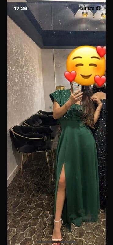 Zümrüd-yaşıl rəngdə zərif axşam/libas. - Model: uzun, axıcı kəsim lalafo.az -da Zümrüd-yaşıl rəngdə zərif axşam/libas. - Model: uzun, axıcı kəsim