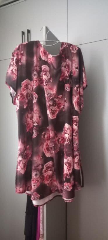 Tünd rəngdə, qızılgül naxışlı qadın tunikası. Bu tunika v-yaxalı və lalafo.az -da Tünd rəngdə, qızılgül naxışlı qadın tunikası. Bu tunika v-yaxalı və