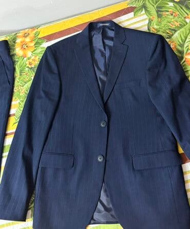 Tünd göy rəngdə, incə zolaqlı kişi kostyumu. Kostyum pencək, jilet və lalafo.az -da Tünd göy rəngdə, incə zolaqlı kişi kostyumu. Kostyum pencək, jilet və