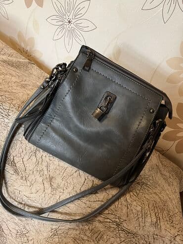 Canta ela veziyetdedir. Ici iridir. Iki ipi var. Ipleri fergli formada lalafo.az -da Canta ela veziyetdedir. Ici iridir. Iki ipi var. Ipleri fergli formada