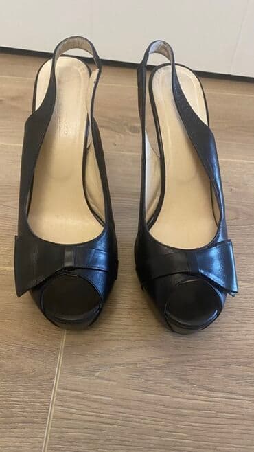 - Rəng: qara - Üst material: hamar dəri görünüşlü - Daban tipi: incə lalafo.az -da - Rəng: qara - Üst material: hamar dəri görünüşlü - Daban tipi: incə