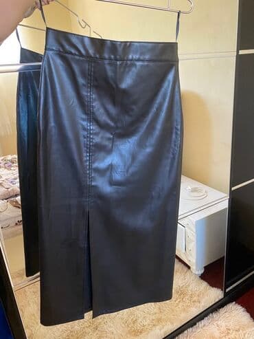 Qadın ətəyi – qara, dəri görünümlü midi model - Uzunluq: midi, dizdən lalafo.az -da Qadın ətəyi – qara, dəri görünümlü midi model - Uzunluq: midi, dizdən