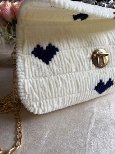 Hər ikisi əl işidi. Qəhvəyi rənglidə astar var, ağ rəngdə olanda lalafo.az -da Hər ikisi əl işidi. Qəhvəyi rənglidə astar var, ağ rəngdə olanda