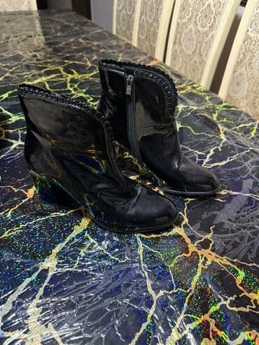 Məhsul: Qadın qısa çəkmələri - Rəng: Qara, parlaq laklı səth - Model lalafo.az -da Məhsul: Qadın qısa çəkmələri - Rəng: Qara, parlaq laklı səth - Model