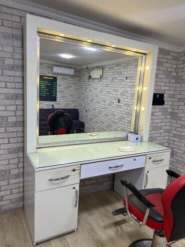 İşlənmiş, Saş kəsimi üçün masa, Güzgülü lalafo.az -da İşlənmiş, Saş kəsimi üçün masa, Güzgülü