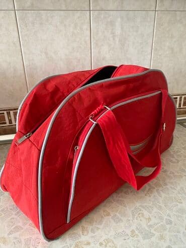 Qırmızı rəngli, yan tərəfdən kiçik cibləri olan idman çantası. Rahat lalafo.az -da Qırmızı rəngli, yan tərəfdən kiçik cibləri olan idman çantası. Rahat