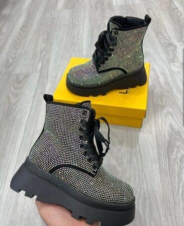 Qadınlar üçün parlaq bəzəkli qış botları - Üst hissə: tam olaraq lalafo.az -da Qadınlar üçün parlaq bəzəkli qış botları - Üst hissə: tam olaraq