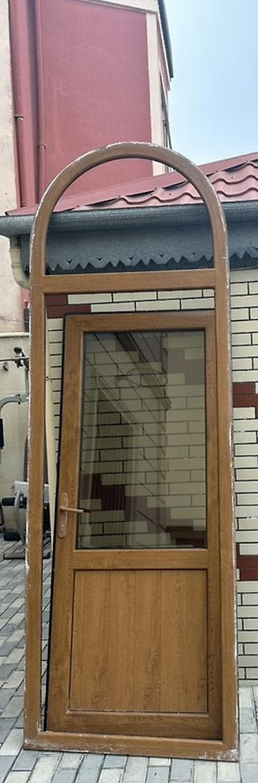 Taxta naxışlı PVC giriş qapısı – üstü tağlı vitrajlı dizayn - lalafo.az -da Taxta naxışlı PVC giriş qapısı – üstü tağlı vitrajlı dizayn -