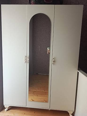Ağ rəngli 3 qapılı paltar dolabı - Ön hissədə ortada böyük güzgü at lalafo.az Ağ rəngli 3 qapılı paltar dolabı - Ön hissədə ortada böyük güzgü